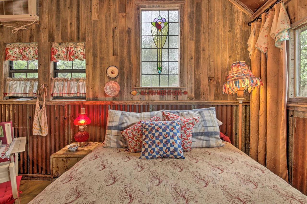 Snuggle Inn Wimberley Cabin With Fire Pit And Deck ภายนอก รูปภาพ