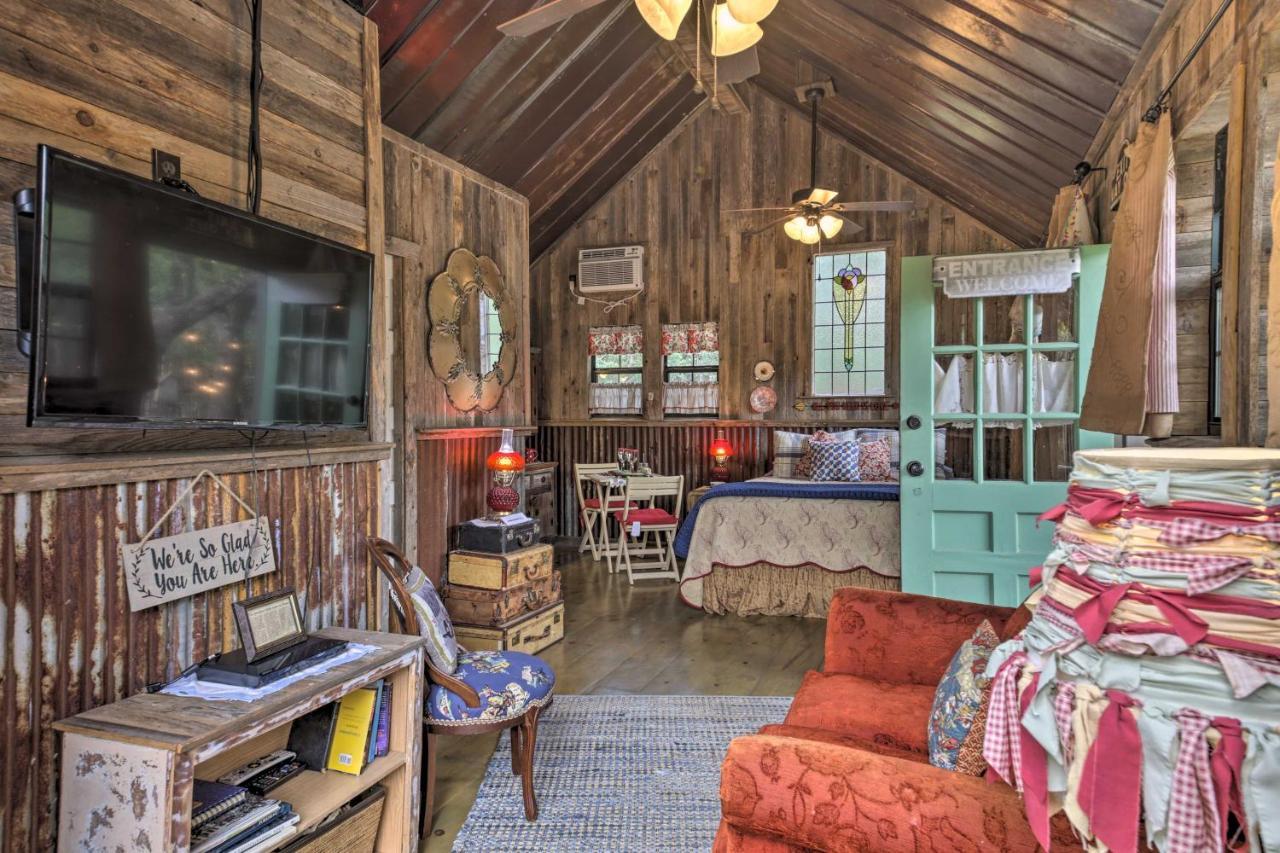 Snuggle Inn Wimberley Cabin With Fire Pit And Deck ภายนอก รูปภาพ